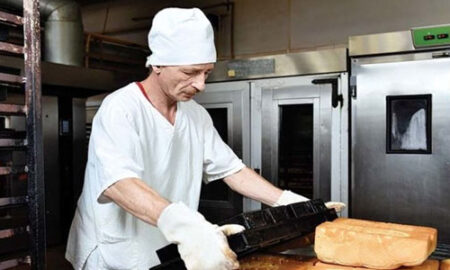 Работник на производстве хлебобулочных изделий в Польше