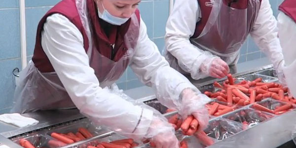 Упаковка колбасок и сосисок в Польше Упаковщик готовой колбасной продукции в Польше