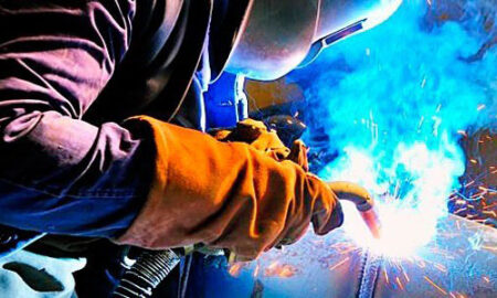 Сварщик Mig Mag 135 – 136 на производстве вентиляции в Польше