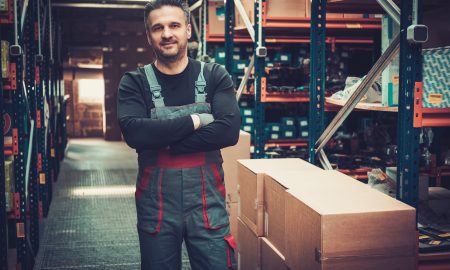 Работник склада автозапчастей в Польше