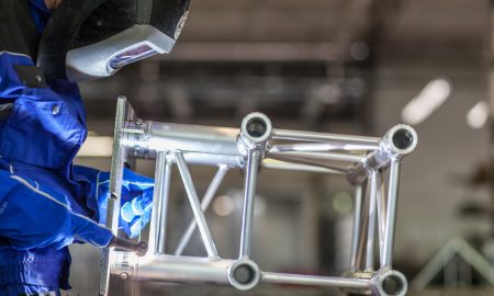 Слесарь — монтер на производстве в Польше