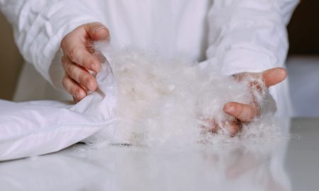 Работник на производстве подушек и одеял в Польше