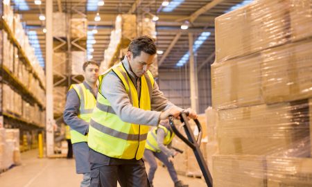 Работник склада на кондитерской фабрике в Польше