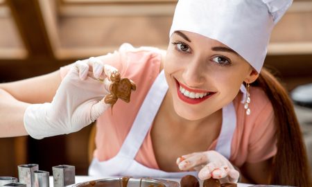 Работник на производстве шоколада в Польше