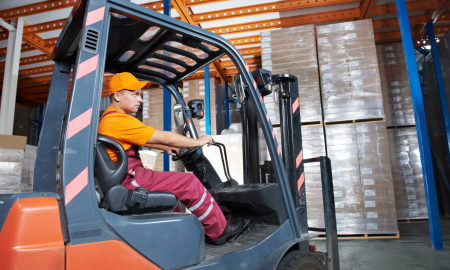 Водитель погрузчика на складе в Польше